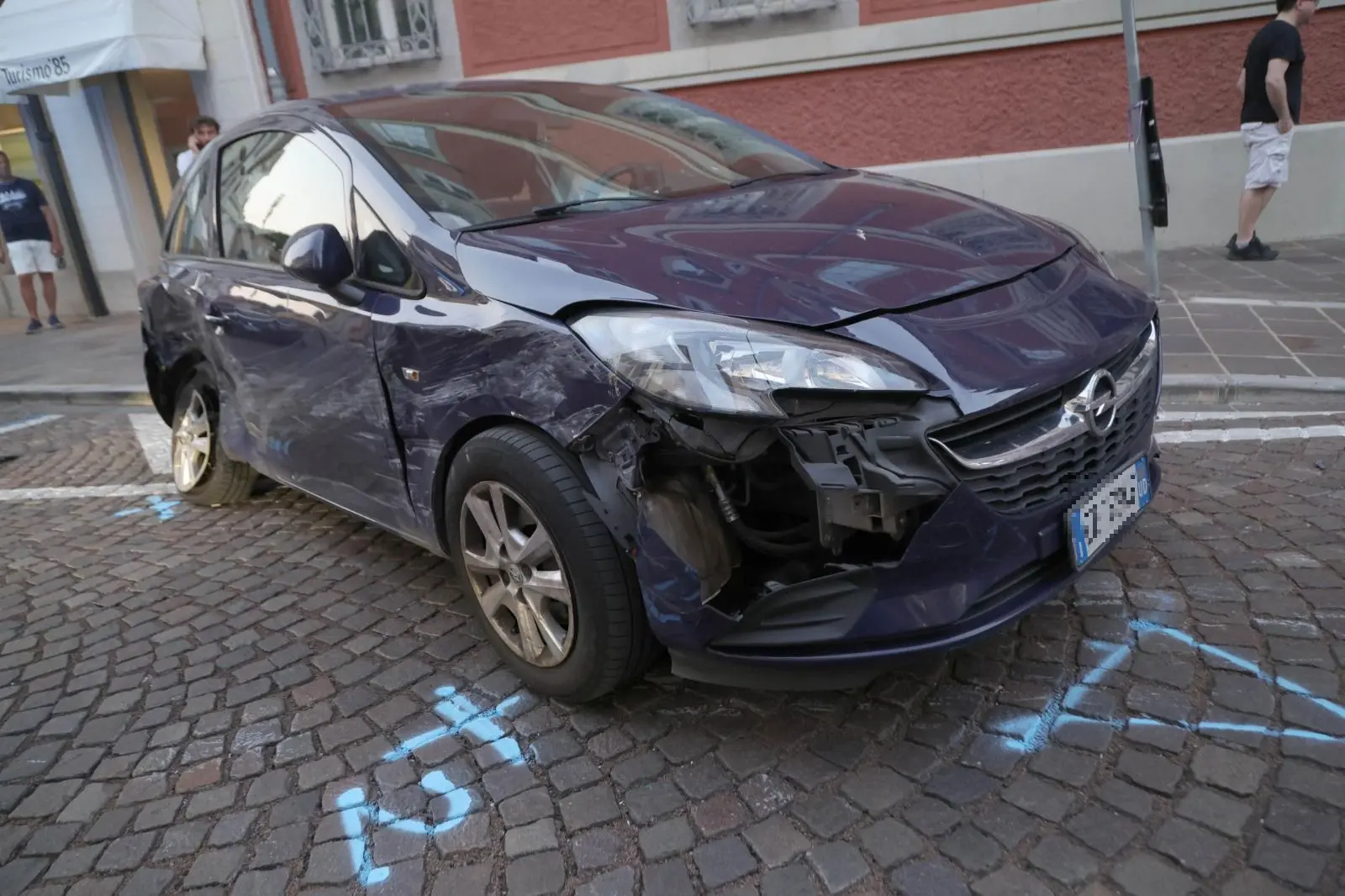 La Opel contro la quale si è schiantata la Mercedes in via Grazzano, a Udine
