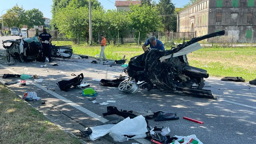 L'auto spezzata dopo lo schianto