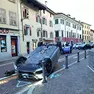 La Mercedes ribaltata alla fine di via Grazzano / foto petrussi