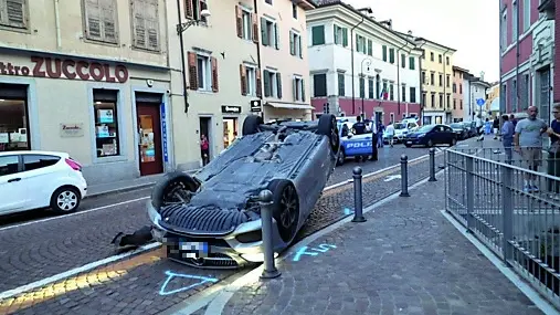 La Mercedes ribaltata alla fine di via Grazzano / foto petrussi