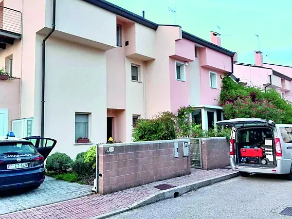 L’abitazione di via dei Pascoli dove un uomo di 43 anni ha aggredito e ferito i genitori /foto petrussi