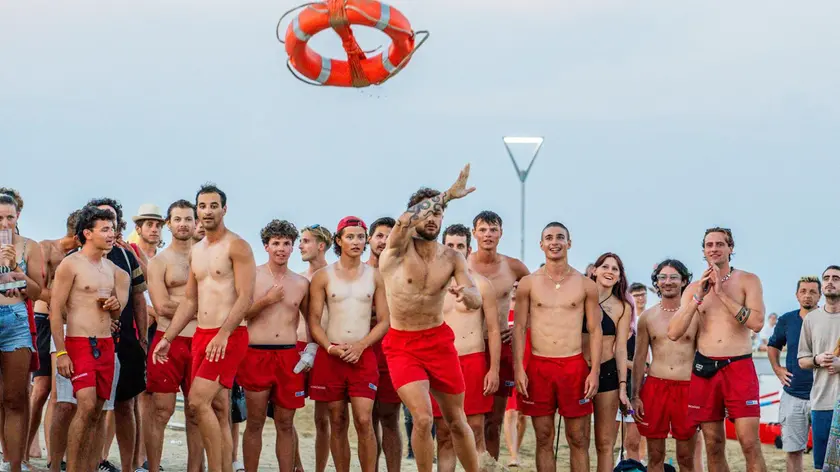 Un momento della gara di salvagente di precisione alle Bagniniadi di Lignano Pineta