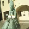 La statua dedicata al vescovo Freschi