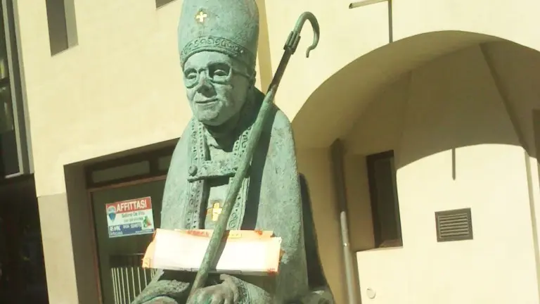 La statua dedicata al vescovo Freschi