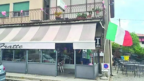 L’ingresso del bar alle Fratte, preso di mira dai ladri