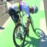 Tadej Pogacar sistema la bici dopo la caduta a 4 km dall’arrivo