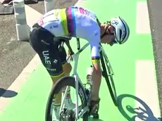 Tadej Pogacar sistema la bici dopo la caduta a 4 km dall’arrivo