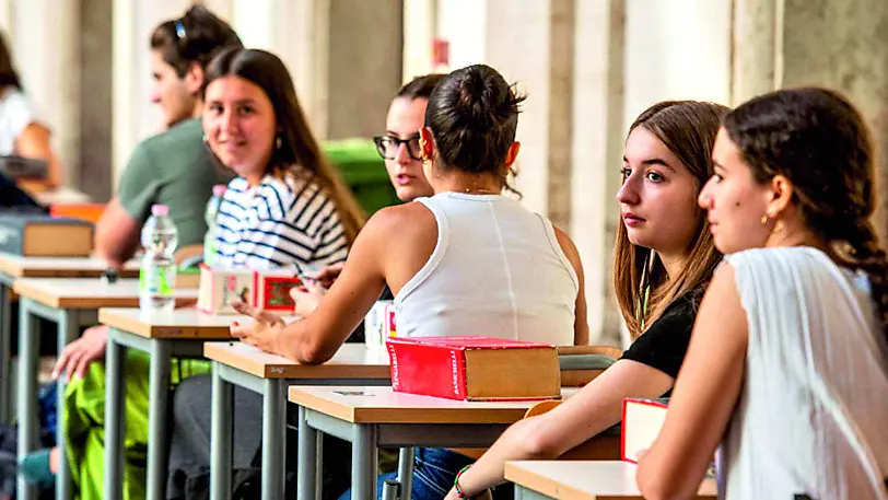 Studenti alle prese con le prove scritte dell’esame di maturità
