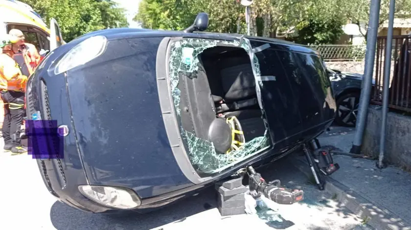 La donna è stata estratta dall'auto dai vigili del fuoco