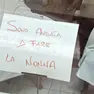Il cartello affisso in vetrina dalla commerciante