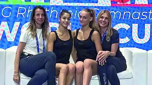 Tara e Sofia Raffaeli con le coach Spela Dragas e Bilyana Dyakova