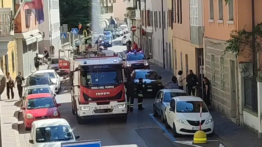 I vigili del fuoco in via Deciani a Udine