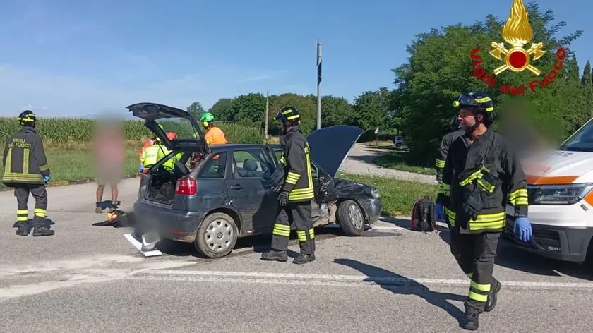 L'intervento dei vigili del fuoco sul luogo dell'incidente a Lestizza