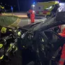 L'intervento dei pompieri sull'auto
