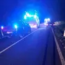 Un'immagine dei soccorsi. La Tesla è nascosta dietro i mezzi