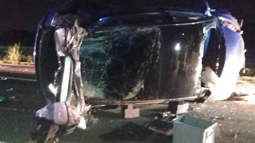 La Tesla ribaltata su un fianco dopo l'incidente