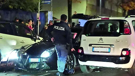 Gli uomini della Questura intervenuti in viale Dante a Pordenone