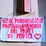 Uno degli striscioni di protesta esposti a Povici