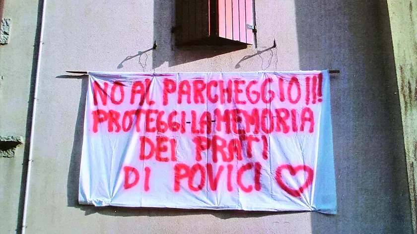 Uno degli striscioni di protesta esposti a Povici