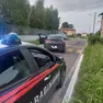 L'auto rubata è stata abbandonata dai giovani, che hanno proseguito la fuga a piedi