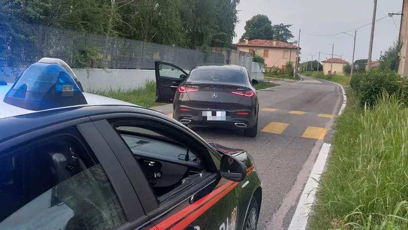L'auto rubata è stata abbandonata dai giovani, che hanno proseguito la fuga a piedi