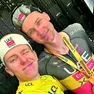 La maglia gialla Pogacar col suo gregario vincitore di tappa Wellens