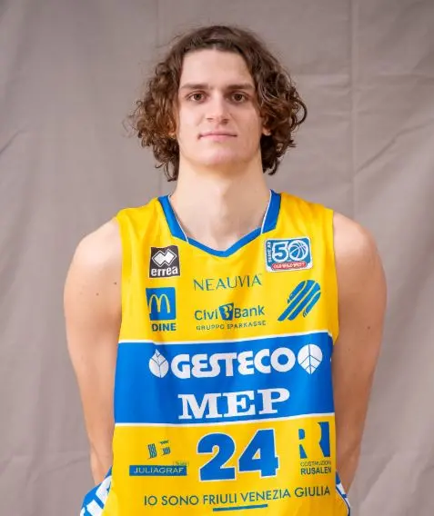 Francesco Ferrari, 19 anni, con la maglia della Gesteco Cividale