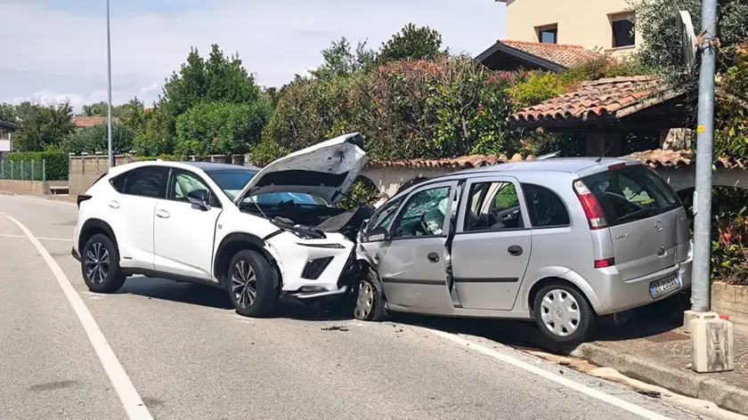 Le due auto danneggiate dopo lo scontro frontale avvenuto a Martignacco
