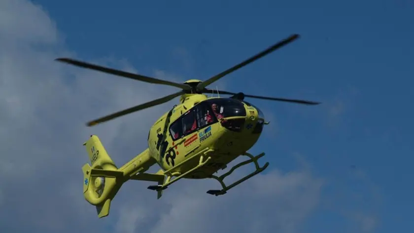 La giovane è stata trasportata in elicottero all'ospedale di Udine