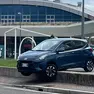 L'auto rimasta in bilico sul muretto del parcheggio a Cividale