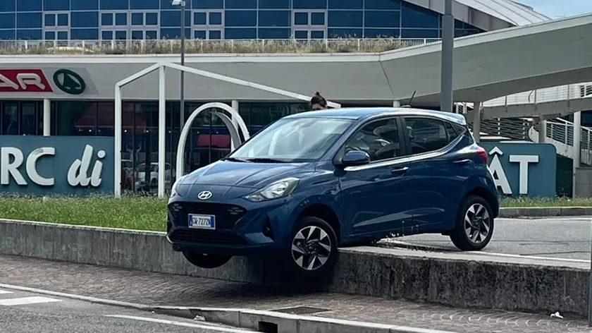 L'auto rimasta in bilico sul muretto del parcheggio a Cividale