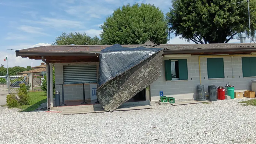 Il tetto della rugby house di San Vito è stato parzialmente scoperchiato a seguito del forte vento.