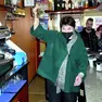 Pia Cristofoli festeggia il suo ultimo giorni di lavoro al bar della stazione. Foto fb e instagram