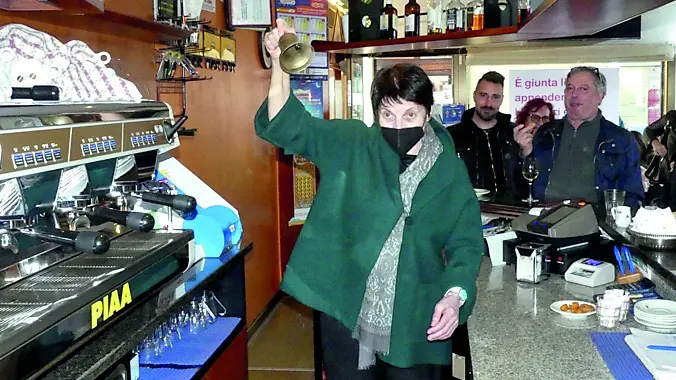 Pia Cristofoli festeggia il suo ultimo giorni di lavoro al bar della stazione. Foto fb e instagram