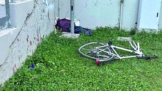 Una delle bici che sono state ritrovate all’interno del parco Tami, rubata a danneggiata