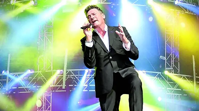 Il cantante Tony Hadley inaugura le quattro serate di Hello Summer fest a Cividale