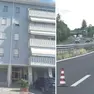 Il palazzo in cui abitava Michele Gallo, a destra il luogo dell'incidente