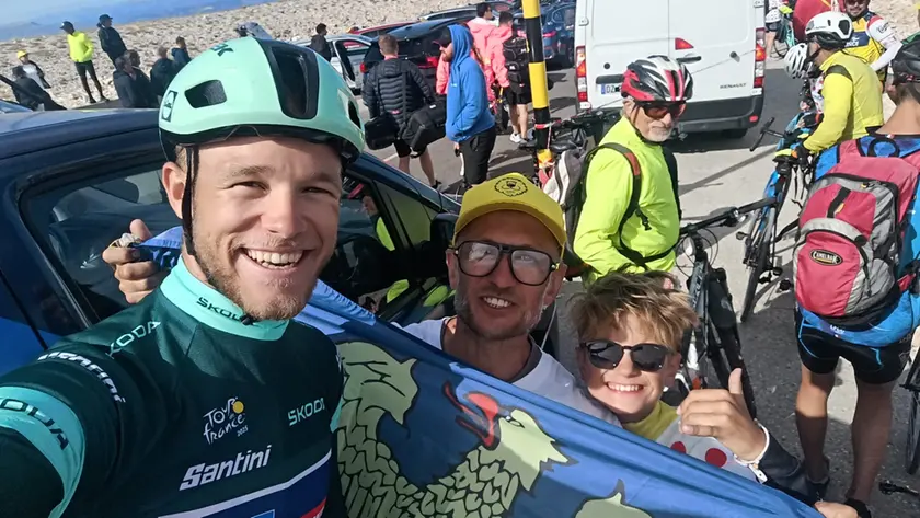 Jonathan Milan con la famiglia cividalese che è andata in Francia per sostenerlo
