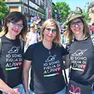Le tre sorelle indossano la maglietta con il logo “Io sono figlia di alpino”