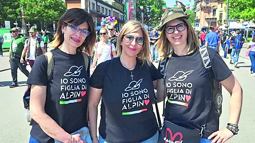 Le tre sorelle indossano la maglietta con il logo “Io sono figlia di alpino”