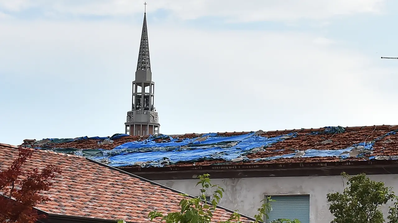 Teloni sui tetti di Mortegliano, due anni dopo la grandinata (Foto Petrussi)