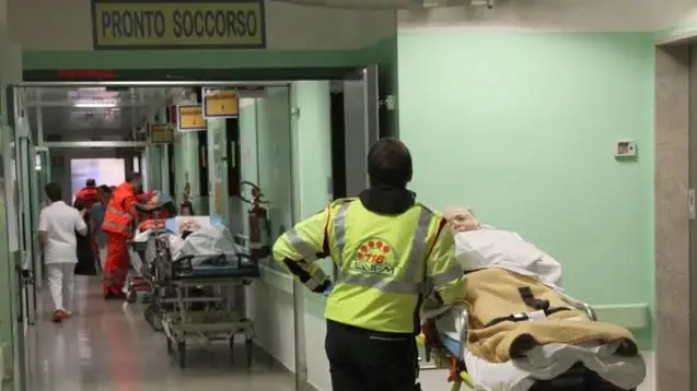 Il giovane è fuggito dagli ambulatori del pronto soccorso dribblando pazienti e personale medico