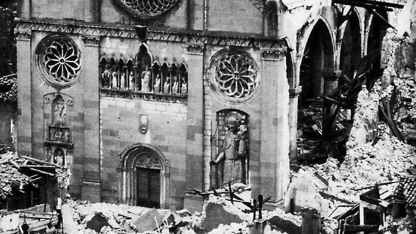 Il duomo di Gemona distrutto dal terremoto del 1976