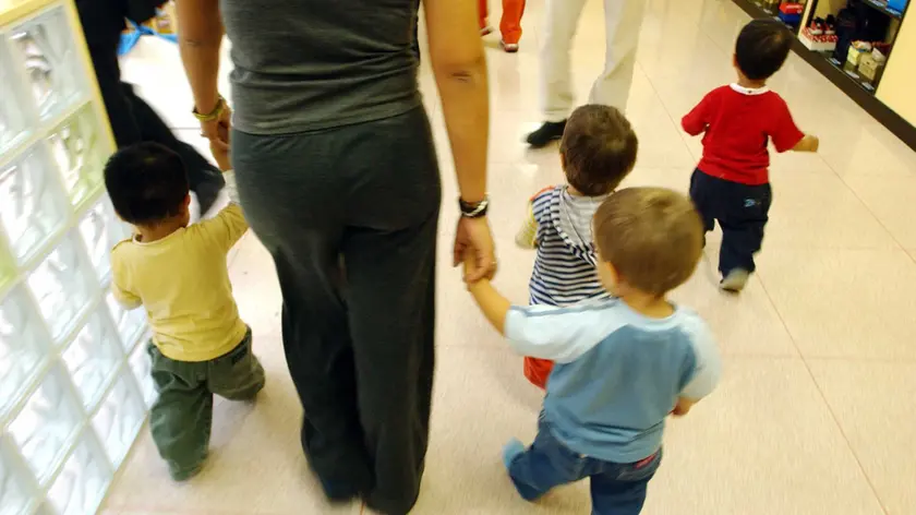 Bambini in asilo con una maestra in una generica immagine di repertorio