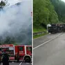 A sinistra le fiamme nello stavolo e, a destra, il camion dei pompieri ribaltato