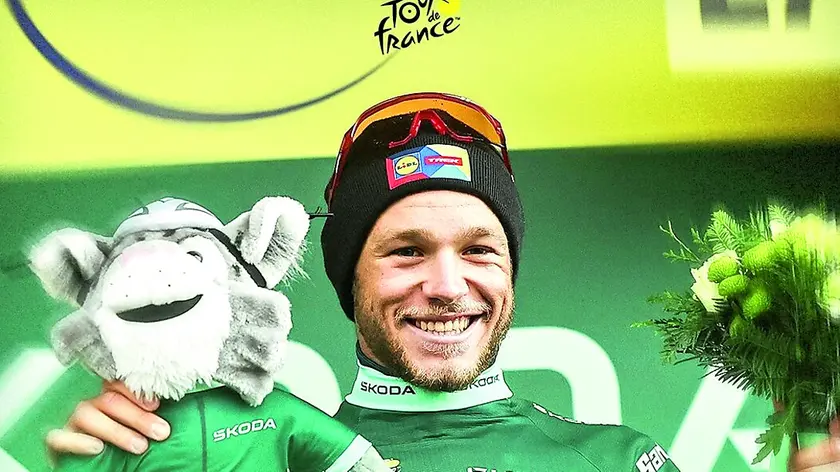 Jonathan Milan felice all’arrivo con la maglia verde