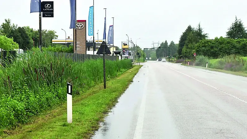 L’area in cui, giovedì sera, è stato trovato a bordo strada, riverso a terra, il 45enne foto petrussi