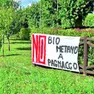 Uno degli striscioni appesi contro il progetto
