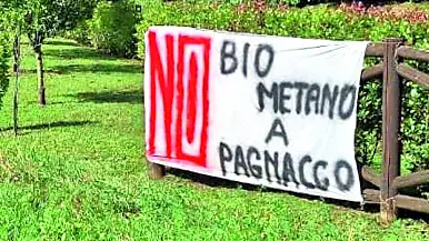 Uno degli striscioni appesi contro il progetto
