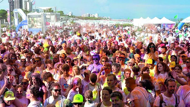 Migliaia di appassionati hanno risposto all'appuntamento con la Holi Run di Lignano